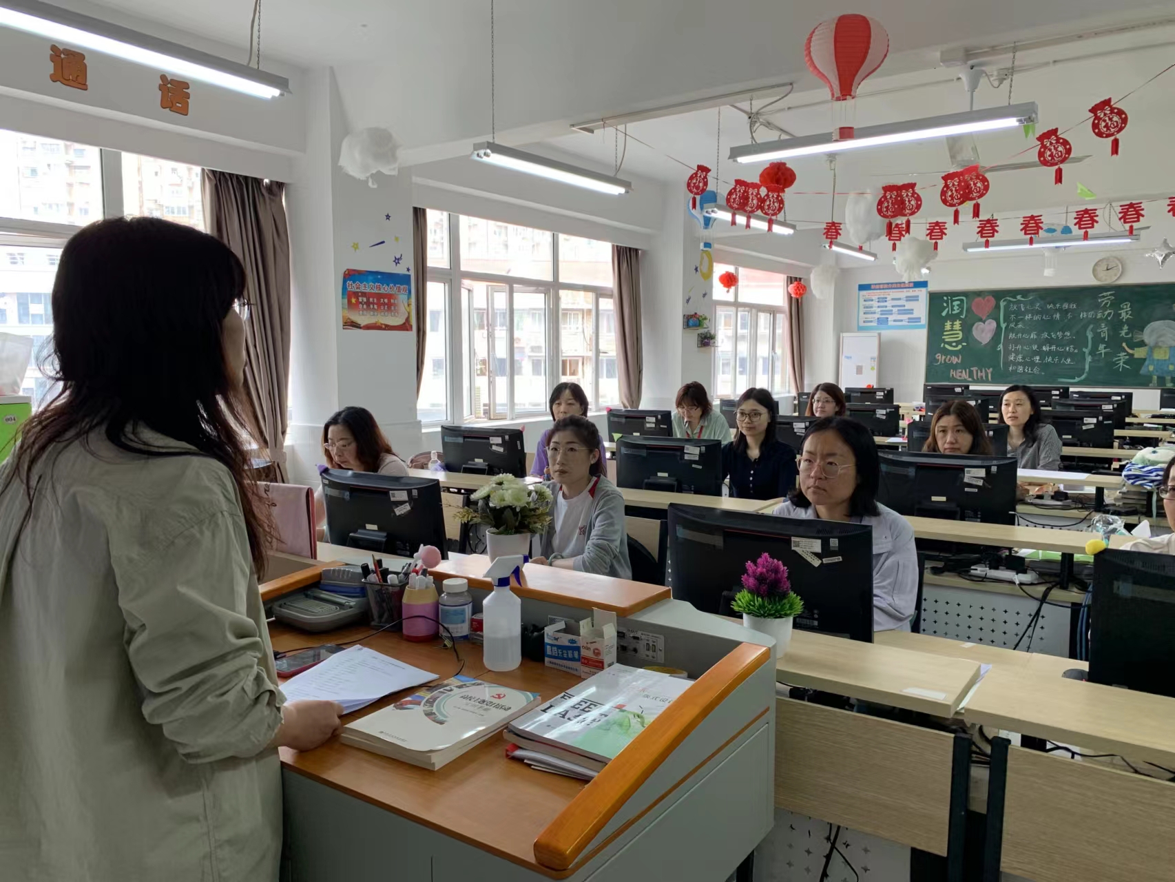 商务系党支部学习《新时代中小学教师职业行为十项准则》专题会照篇.jpg